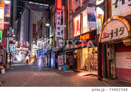 東京都 コロナ禍の上野飲み屋街 緊急事態宣言下の時短営業の写真素材 7425