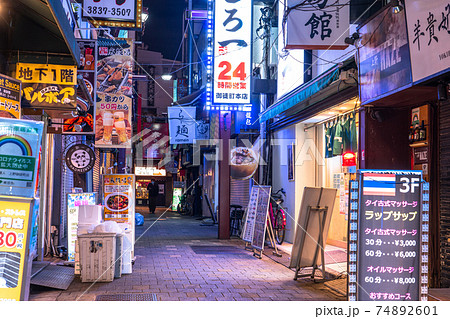 東京都 コロナ禍のアメ横商店街 緊急事態宣言下の時短営業の写真素材 東京都 コロナ禍のアメ横商店街 緊急事態宣言下の時短営業の写真素材