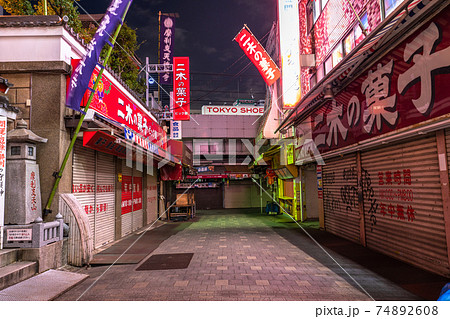 《東京都》コロナ禍のアメ横商店街・緊急事態宣言下の時短営業 74892608
