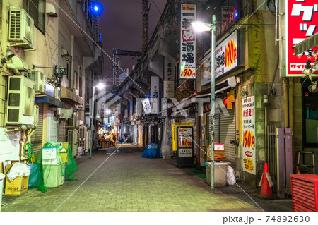 東京都 コロナ禍の上野飲み屋街 緊急事態宣言下の時短営業の写真素材