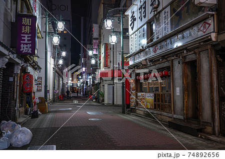 東京都 コロナ禍の上野飲み屋街 緊急事態宣言下の時短営業の写真素材