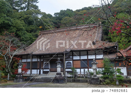 紅葉の時期の本堂(雲興寺 愛知県瀬戸市) 紅葉の時期の本堂(雲興寺 愛知県瀬戸市) 74892681