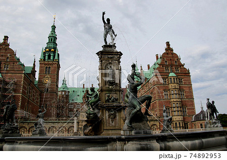 クロンボー城　デンマーク　コペンハーゲン郊外に建つ　世界文化遺産の名城　噴水池越しに尖塔を望む 74892953