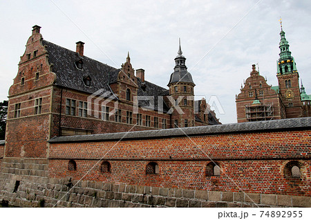 クロンボー城　デンマーク　コペンハーゲン郊外に建つ　世界文化遺産の名城　建物敷地外から建物群を撮影 74892955