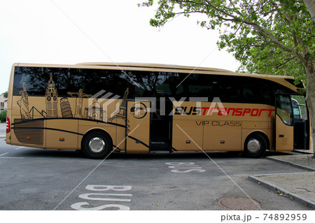 クロンボー城 デンマーク コペンハーゲン郊外に建つ 世界文化遺産の名城 その駐車場に停車中のバス クロンボー城 デンマーク コペンハーゲン郊外に建つ 世界文化遺産の名城 その駐車場に停車中のバス 74892959