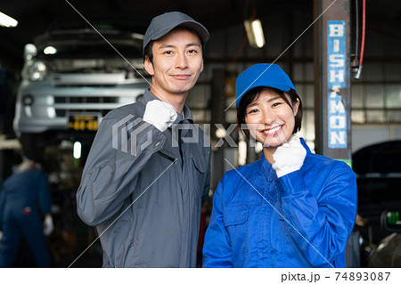 工場で働く自動車整備士さん 74893087