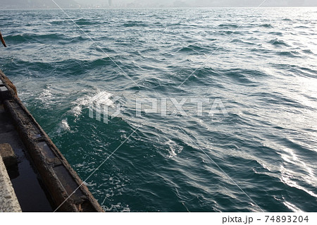 関門海峡の防波堤 速い潮流で釣り休憩 関門海峡の防波堤 速い潮流で釣り休憩 74893204