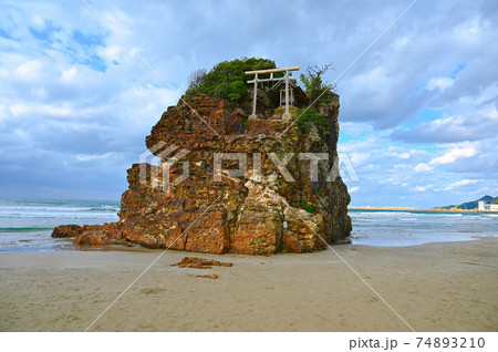 稲佐の浜 弁天島 八百万の神々をお迎えする浜 稲佐の浜 弁天島 八百万の神々をお迎えする浜 74893210