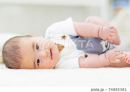 赤ちゃん かわいい 笑顔の写真素材