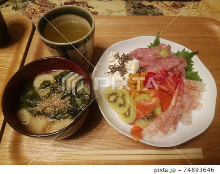 海鮮丼（甘エビ、ウニ） 74893646