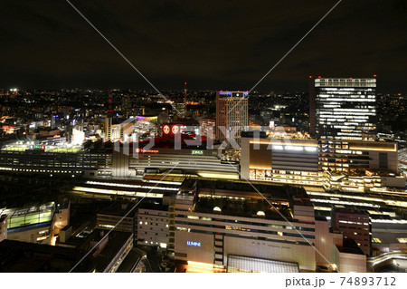 日本の横浜都市景観　横浜駅全景と新名所・JR横浜タワー（画面右）などを望む 74893712