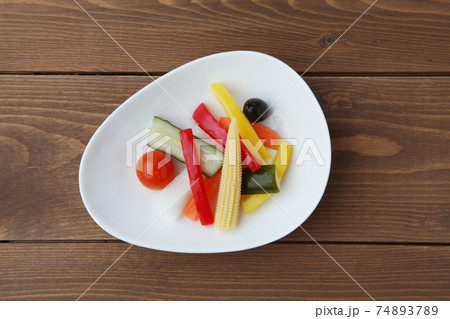 野菜のピクルス 酢漬け 木のテーブル 野菜のピクルス 酢漬け 木のテーブル 74893789