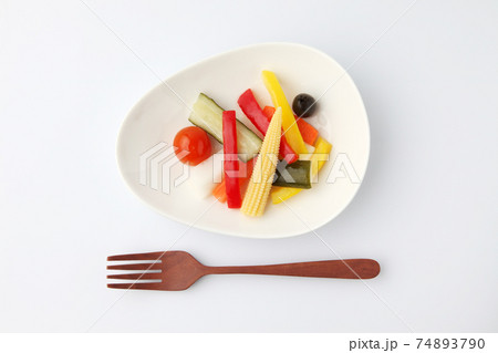 野菜のピクルス 酢漬け 白背景 野菜のピクルス 酢漬け 白背景 74893790