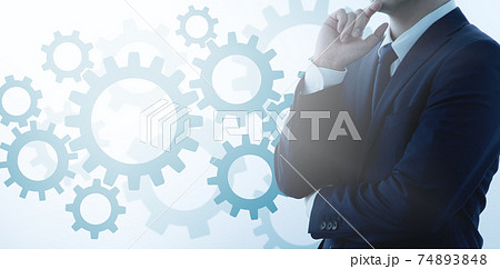 考える男性と多数の青い歯車。論理的思考のイメージ。 74893848