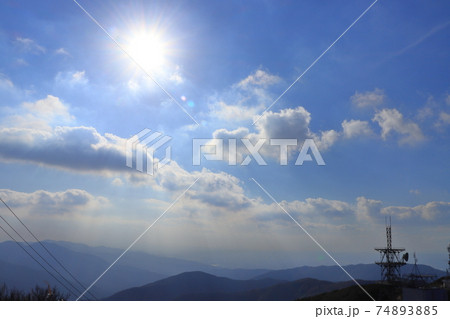 山頂から見える青空と雲と太陽 宮崎県鰐塚山の写真素材 7435