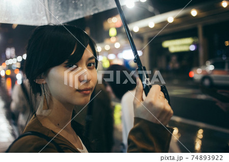 透明の傘をさしている三編みの日本人女性 透明の傘をさしている三編みの日本人女性 74893922