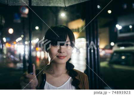 透明の傘をさしている三編みの日本人女性 透明の傘をさしている三編みの日本人女性 74893923