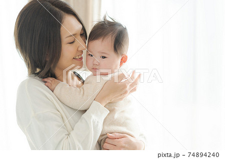 可愛い赤ちゃん　親子 74894240