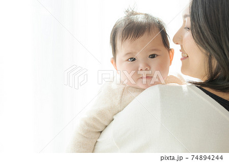 可愛い赤ちゃん　親子 74894244