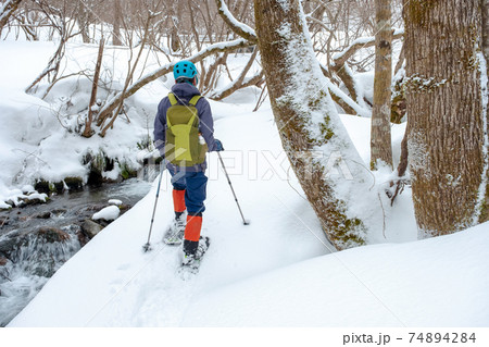 スノーシュートレッキングのイメージ（大山木谷沢渓流）の写真素材