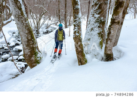 スノーシュートレッキングのイメージ（大山木谷沢渓流）の写真素材