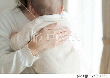 赤ちゃんを抱っこするママの手 赤ちゃんを抱っこするママの手 74894558