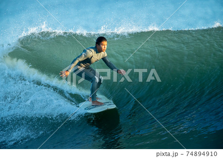 湘南の海でサーフィンをする男性 74894910