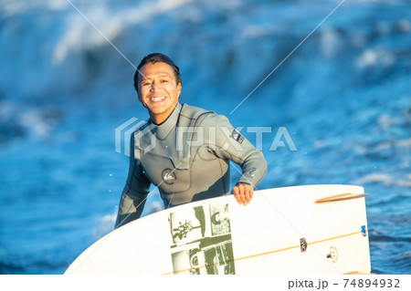 湘南の海でサーフィンをする男性 74894932