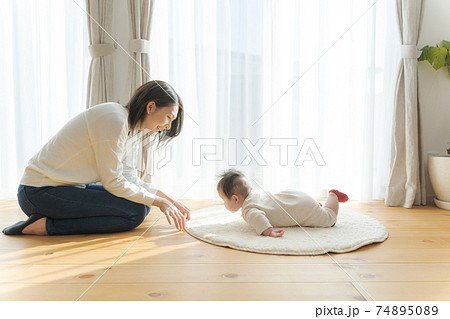 赤ちゃんとママ　腹ばい 74895089