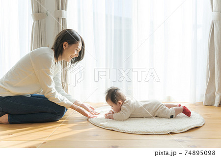 赤ちゃんとママ 腹ばい 赤ちゃんとママ 腹ばい 74895098