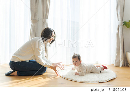 赤ちゃんとママ 腹ばいの写真素材