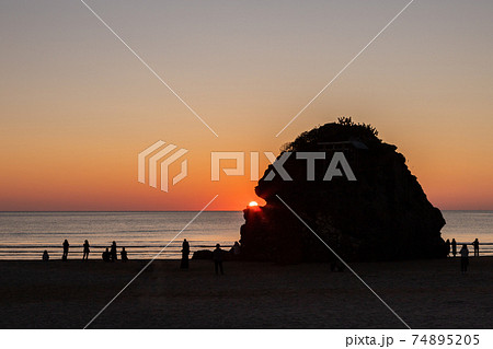 稲佐の浜の夕日 島根県出雲市 稲佐の浜の夕日 島根県出雲市 74895205