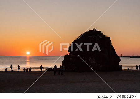稲佐の浜の夕日　島根県出雲市 74895207