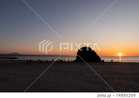 稲佐の浜の夕日　島根県出雲市 74895209