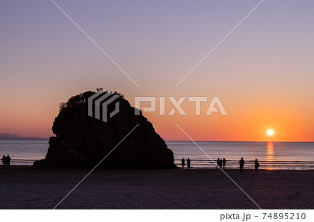 稲佐の浜の夕日　島根県出雲市 74895210