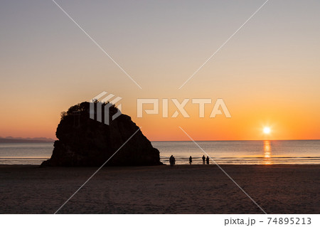 稲佐の浜の夕日 島根県出雲市 稲佐の浜の夕日 島根県出雲市 74895213