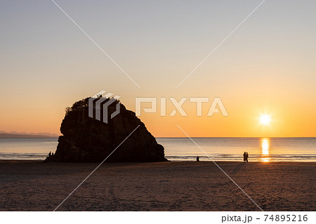 稲佐の浜の夕日　島根県出雲市 74895216