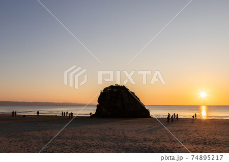 稲佐の浜の夕日　島根県出雲市 74895217