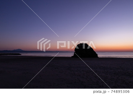 稲佐の浜の夕焼け　島根県出雲市 74895306