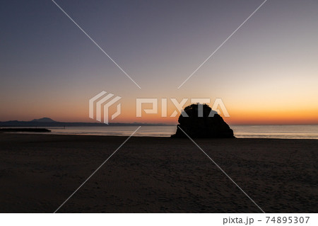 稲佐の浜の夕焼け　島根県出雲市 74895307