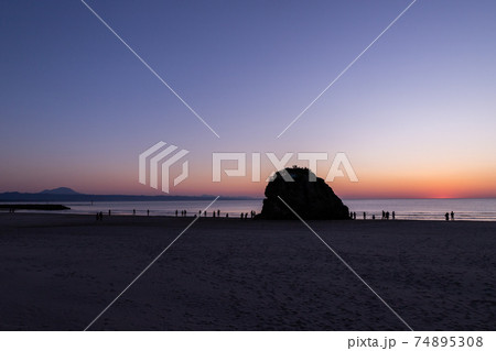 稲佐の浜の夕焼け　島根県出雲市 74895308