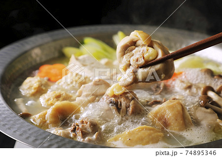 具沢山の水炊き(黒い背景) 具沢山の水炊き(黒い背景) 74895346