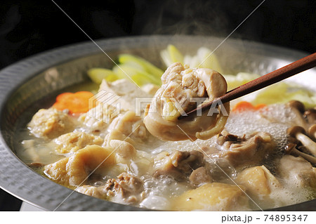 具沢山の水炊き(黒い背景) 具沢山の水炊き(黒い背景) 74895347