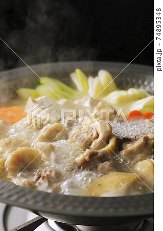 具沢山の水炊き(黒い背景) 具沢山の水炊き(黒い背景) 74895348