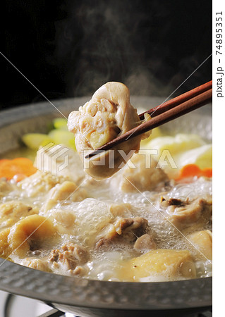 具沢山の水炊き(黒い背景) 具沢山の水炊き(黒い背景) 74895351