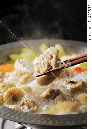 具沢山の水炊き(黒い背景) 具沢山の水炊き(黒い背景) 74895352