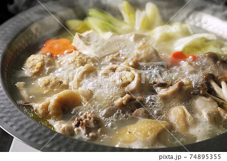 具沢山の水炊き(黒い背景) 具沢山の水炊き(黒い背景) 74895355