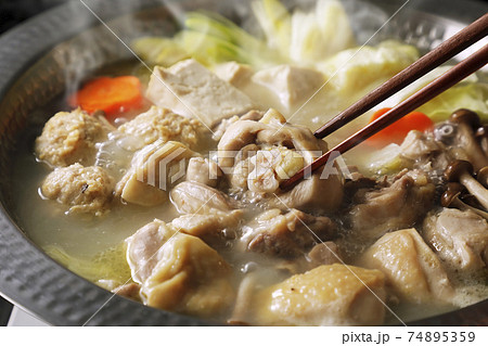 具沢山の水炊き(黒い背景) 具沢山の水炊き(黒い背景) 74895359