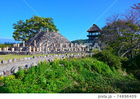 伯耆古代の丘公園　高床建物と帆立貝式古墳　米子市 74896409
