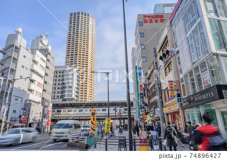 都市風景 コロナ禍の人と街 山手通り 中目黒駅前 東京都目黒区 都市風景 コロナ禍の人と街 山手通り 中目黒駅前 東京都目黒区 74896427